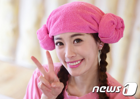 (용인=뉴스1스타) 권현진 기자 = 귀여운 양머리~중국 예능mc 스원지아(司雯嘉)가 10일 오후 용인 안성내츄럴리조트에서 열린 중국 방송 CBN ‘실크로드 특수팀’(丝路特搜队) 촬 …