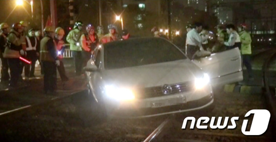 (서울=뉴스1) = 10일 오후 9시께 서울 용산구 서빙고역과 한남역 사이 철도건널목에서 승용차 1대가 차선을 이탈해 철로 중간에 멈춰 전철 양방향이 20분간 정지됐다. 이 사고는 …