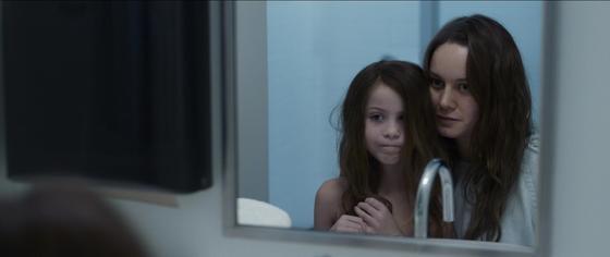 본문 이미지 - '감금'을 소재로 한 영화들이 연이어 등장해 관객들에게 극도의 긴장감을 선사하고 있다. ⓒ News1star/ '룸' 스틸