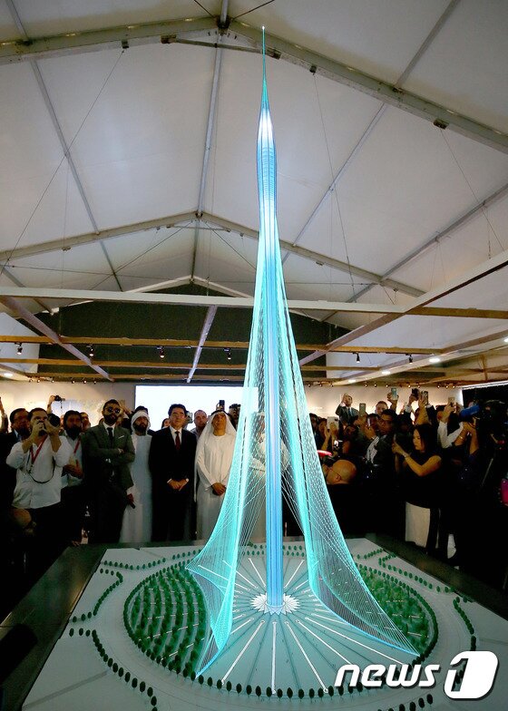 본문 이미지 - 두바이에 들어설 초고층 건물 \'더 타워\'의 모형. AFP=뉴스1