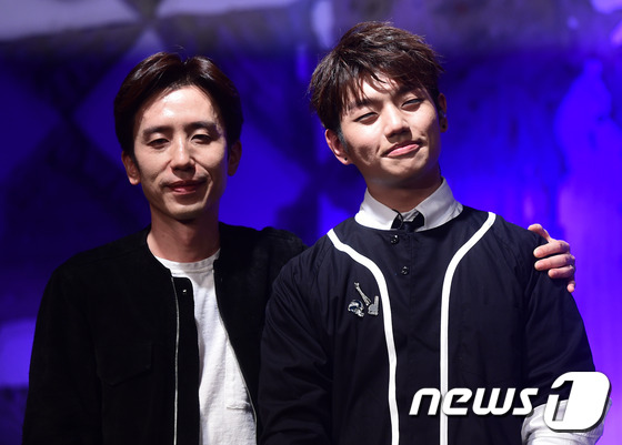 (서울=뉴스1스타) 권현진 기자 = 많이 사랑해 주세요~가수 유희열(왼쪽)이 10일 오후 서울 용산구 한남동 현대카드 언더스테이지에서 열린 샘킴 데뷔 쇼케이스에 참석해 따뜻한 아빠 …