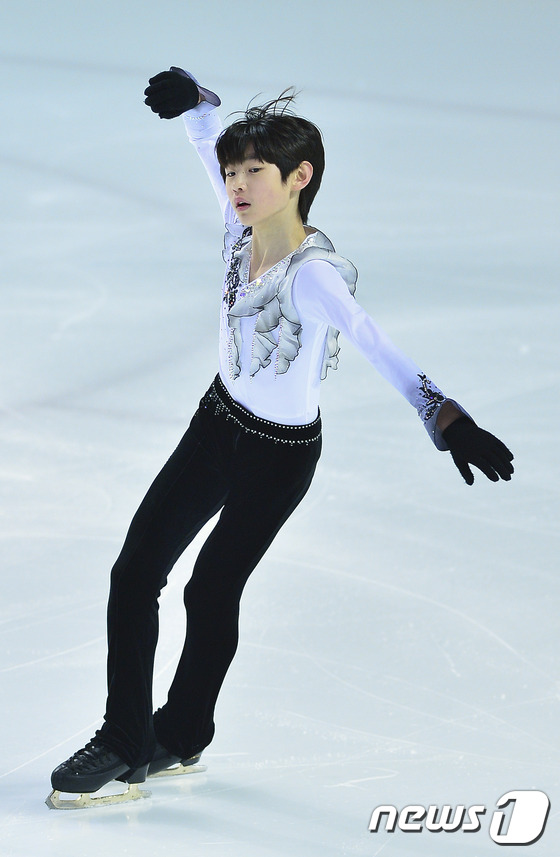 (서울=뉴스1) 신웅수 기자 = 박성훈(한별중)이 11일 오후 인천 선학국제빙상경기장에서 열린 제58회 전국남녀 피겨스케이팅 종별선수권대회 남자중학부 싱글A조 쇼트프로그램에서 멋진 …