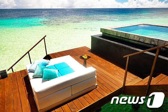 본문 이미지 - 오션빌라는 야외 공간이 바다로 합쳐져 언제든 바다를 직접 즐길 수 있다. (허니문리조트 제공)ⓒNews1travel