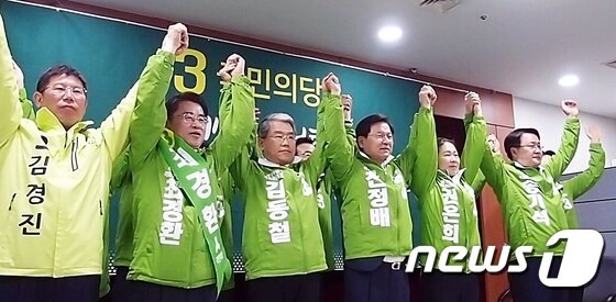 본문 이미지 - 2016년 4월12일 국민의당 광주지역 후보들이 광주시의회 3층 브리핑룸에서 기자회견을 열고 광주시민들의 지지를 호소한 뒤 포즈를 취하고 있다.2016.4.12/뉴스1