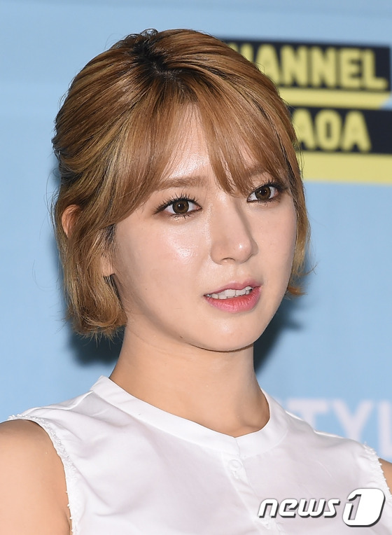 (서울=뉴스1스타) 고아라 기자 = AOA 초아가 12일 오후 서울 상암동 CJ E&M센터 스튜디오에서 열린 온스타일 라이브 '채널AOA' 제작발표회에서 긴장한 표정으로 질문을 듣 …