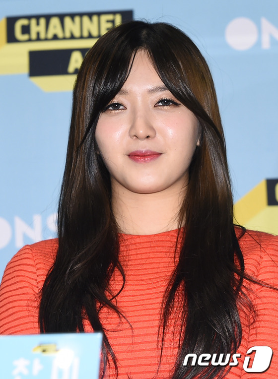 (서울=뉴스1스타) 고아라 기자 = AOA 찬미가 12일 오후 서울 상암동 CJ E&M센터 스튜디오에서 열린 온스타일 라이브 '채널AOA' 제작발표회에서 소녀처럼 수줍은 미소로 질 …