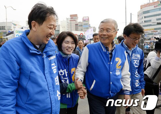 본문 이미지 - 김종인 더불어민주당 비상대책위원회 대표가 제20대 국회의원 선거를 하루 앞둔 12일 오후 서울 강서구 발산역 인근에서 열린 금태섭(강서갑), 진성준(강서을), 한정애(강서병) 후보 지원 유세를 마친 뒤 차로 향하며 후보들을 격려하고 있다. 2016.4.12/뉴스1 ⓒ News1 안은나 기자
