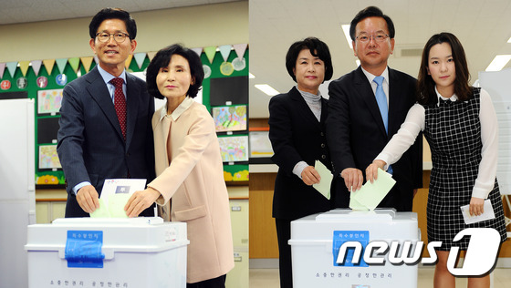 (대구=뉴스1) 이종현 기자 = 김문수 새누리당 후보(수성갑 왼쪽)와 부인 설나영씨, 김부겸 더불어민주당(수성갑)후보와 부인 이유미씨, 딸 현수양이  20대 국회의원 선거일인 13 …