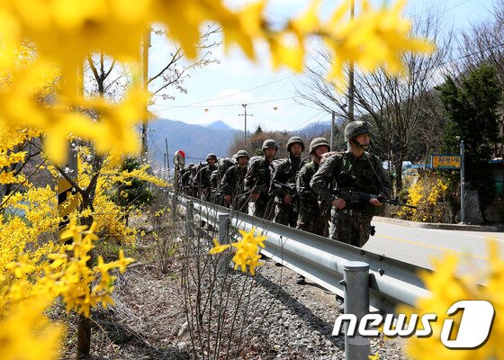 본문 이미지 - 육군 11사단 충무대대는 홍천군 유격훈련장에서 11~15일 유격훈련을 실시해 장병들이 유격훈련 간 입소행군을 하고 있다.(육군 제11기계화보병사단 제공)2016.4.14/뉴스1 ⓒ News1 박태순 인턴기자