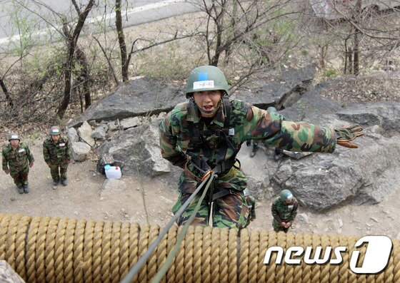 본문 이미지 - 육군 11사단 충무대대는 11~15일 홍천군 유격훈련장에서 유격훈련을 실시해 장병이 암벽 하강을 하고 있다. (육군 제11기계화보병사단  제공)2016.4.14/뉴스1 ⓒ News1 박태순 인턴기자