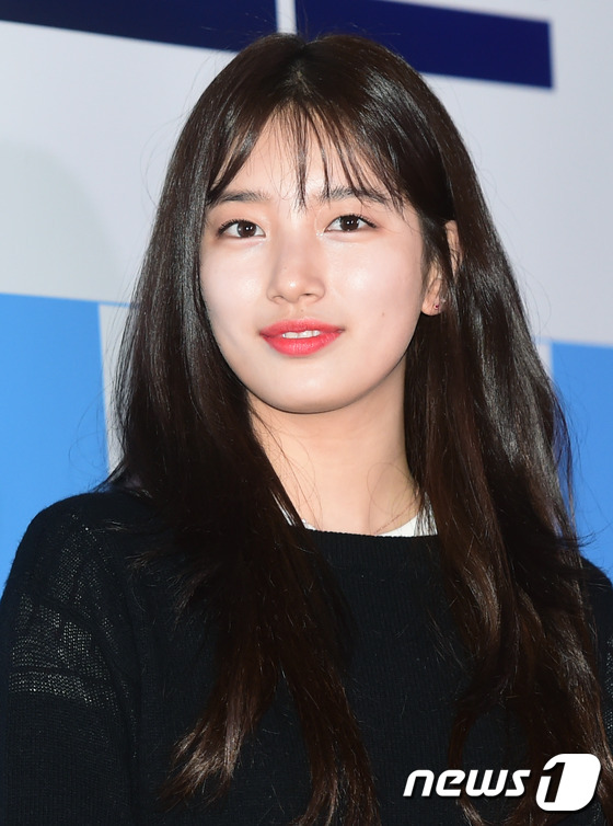 (서울=뉴스1스타) 권현진 기자 = 인형이 따로없네~미쓰에이 수지가 14일 오후 서울 코엑스 메가박스에서 열린 영화 ‘위대한 소원’ VIP 시사회에 참석해 포즈를 취하고 있다.\' …