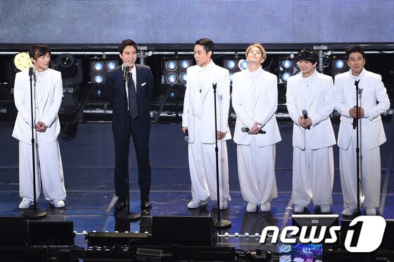 본문 이미지 - 젝스키스가  지난 14일 오후 서울 상암월드컵경기장에서 열린 MBC '무한도전 토토가2 젝스키스 게릴라 콘서트'에서 6인 완전체로 무대에 올라 멤버별로 각자 인사를 전하고 있다. ⓒ News1star / 고아라 기자