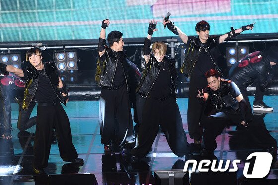 본문 이미지 - 젝스키스가 지난 14일 오후 서울 상암월드컵경기장에서 열린 MBC '무한도전 토토가2 젝스키스 게릴라 콘서트'에서 멋진 엔딩 포즈로 마무리하고 있다. ⓒ News1star / 고아라 기자