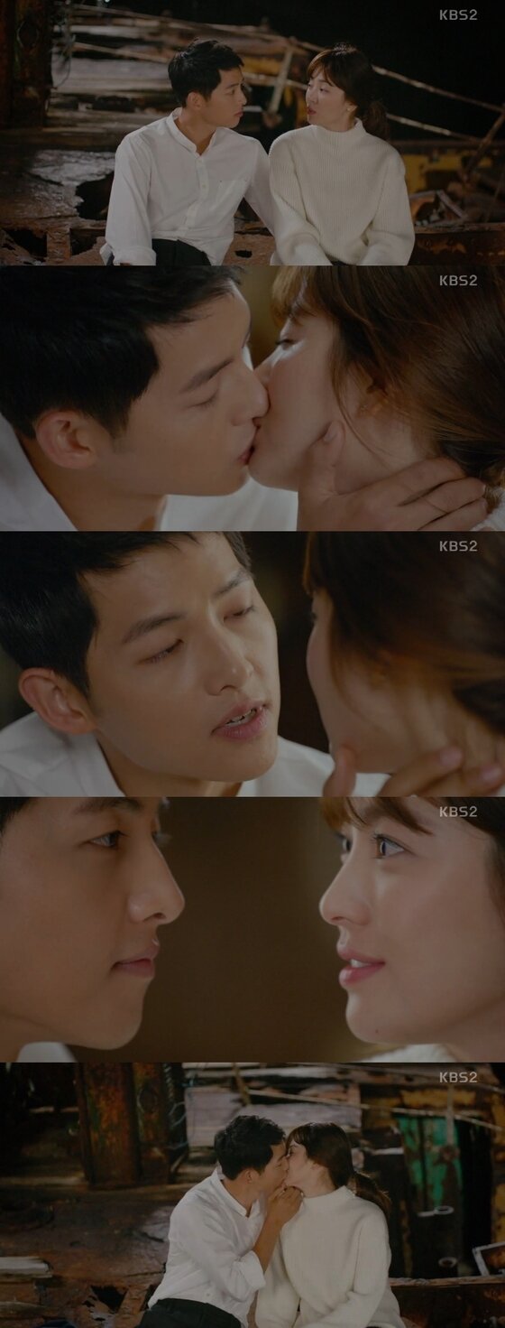 본문 이미지 - '태양의 후예' 송중기, 송혜교가 키스했다. ⓒ News1star/ KBS2 '태양의 후예' 캡처 