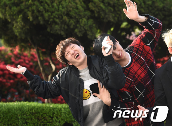 (서울=뉴스1스타) 고아라 기자 = 비투비 이창섭, 육성재가 15일 오전 서울 여의도 KBS 별관 공개홀에서 열린 KBS2 '뮤직뱅크'(이하 뮤뱅) 리허설을 위해 들어서 벚꽃나무를 …