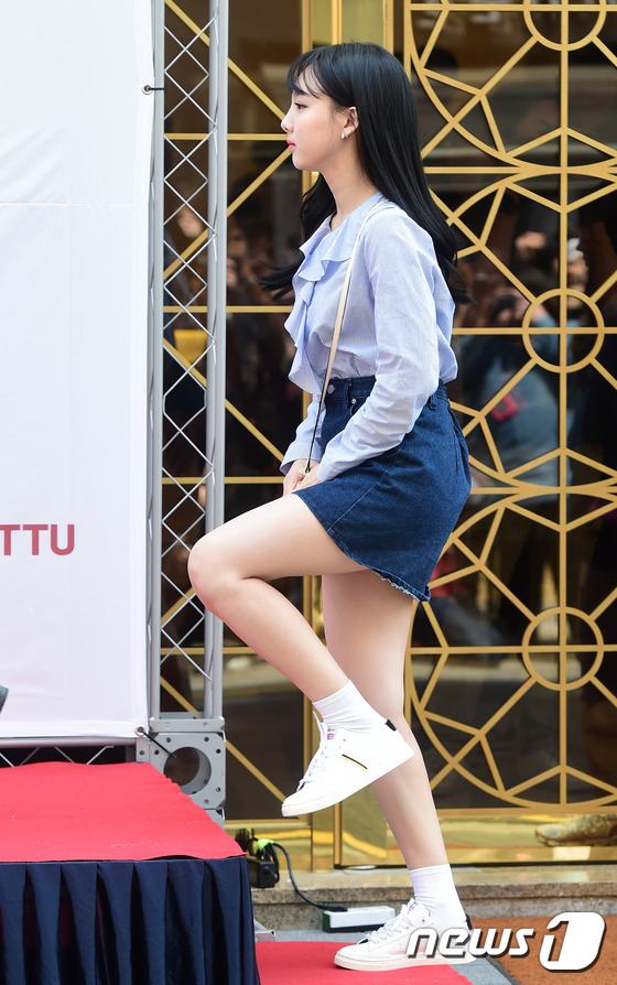 (서울=뉴스1스타) 권현진 기자 = 옆모습도 그림같죠?트와이스 나연이 15일 서울 논현동 레드체뚜 논현동 플래그십 스토어에서 열린 한정판 핸드백 출시 기념 레드체뚜 팬 사인회에 참 …