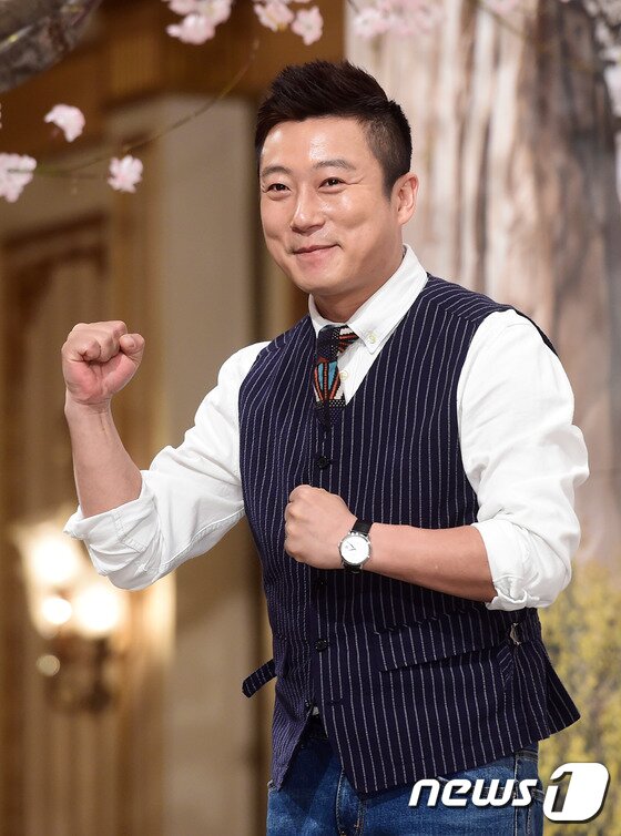 본문 이미지 - '방송인 이수근이 15일 오후 서울 논현동 임피리얼팰리스에서 열린 tvN '신서유기2'(연출 나영석, 신효정) 제작발표회에 참석해 파이팅을 외치고 있다. ‘ⓒ News1star/  권현진 기자