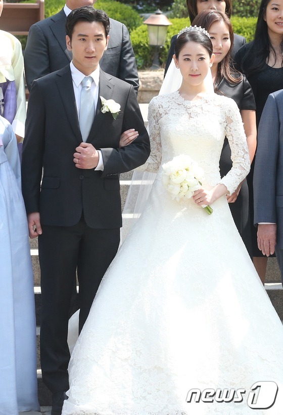 (서울=뉴스1) 조현아  인턴기자 = 15일 오후 서울 중구 명동성당에서 정성이 이노션 고문의 아들 선동욱씨와 장영신 애경그룹 회장의 손녀 채수연씨가 결혼식을 올리고 있다. 201 …