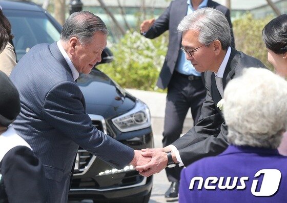 본문 이미지 - 외손자 선동욱씨 결혼식에 참석한 정몽구 회장이 하객들과 인사하는 모습. ⓒ News1 조현아 인턴기자