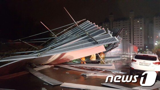 본문 이미지 - 17일 오전 1시29분께 정읍시 상동 한 아파트 옆 공사장에서 공사가림막이 쓰러졌다.(전북소방본부 제공)2016.4.17/뉴스1 ⓒ News1 박아론 기자