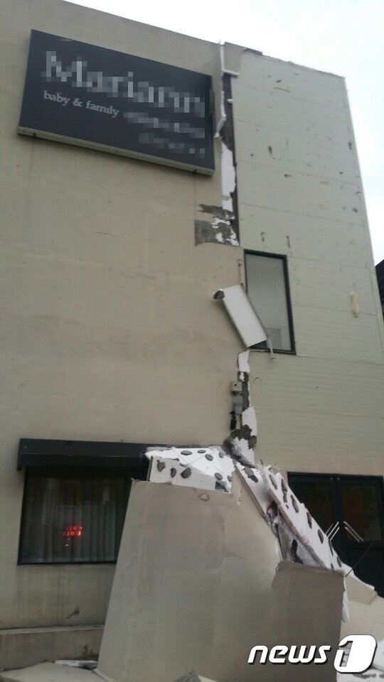 본문 이미지 - 17일 오전 6시46분께 전주시 중화산동 화산지구대 앞 한 사진관 건물 외벽이 강풍으로 인해 무너졌다.(전북소방본부 제공)2016.4.17/뉴스1 ⓒ News1 박아론 기자