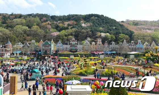 (용인=뉴스1) 손형주 기자 = 17일 오후 개장 40주년을 맞은 경기도 용인 에버랜드가 나들이객으로 붐비고 있다. 에버랜드는 1976년 용인 자연농원으로 문을 연 이래 40년간 …