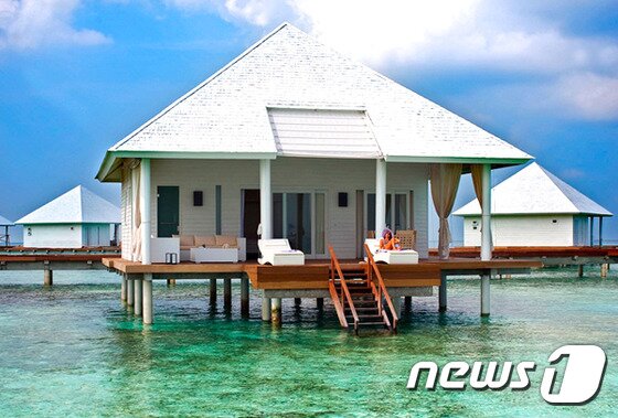본문 이미지 - 워터빌라는 푸른 바다에 새하얀 외관으로 만들어져 마치 다이아몬드를 연상시킨다.(허니문리조트 제공)ⓒNews1travel
