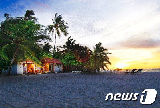 본문 이미지 - 비치빌라는 순결한 백사장이 빌라 앞으로 펼쳐지는 장관을 볼 수 있다.(허니문리조트 제공)ⓒNews1travel