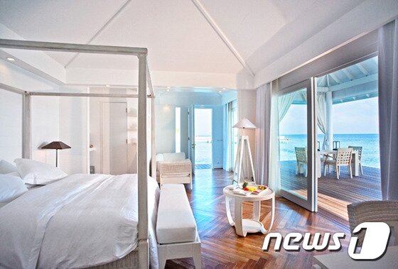 본문 이미지 - 내부에는 기본적으로 미니바, 에어컨, 커피&티 머신, 안전금고 등 첨단 설비 시설을 갖추고 있다.(허니문리조트 제공)ⓒNews1travel