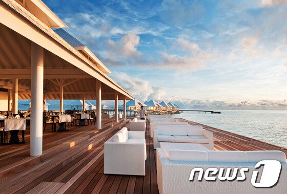 본문 이미지 - 다이아몬드 아투루가 리조트의 레스토랑은 별빛과 함께 몰디브 요리를 즐길 수 있다. (허니문리조트 제공)ⓒNews1travel