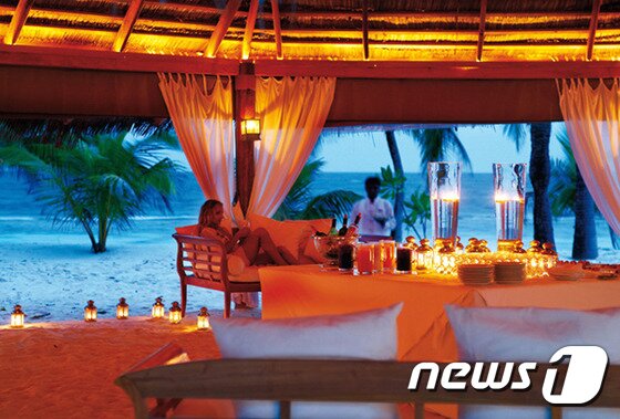 본문 이미지 - 칵테일과 스낵 등 가벼운 요리를 제공하는 ‘볼리 비치바’는 해변에 자리해 있어 더욱 낭만적이다. (허니문리조트 제공)ⓒNews1travel
