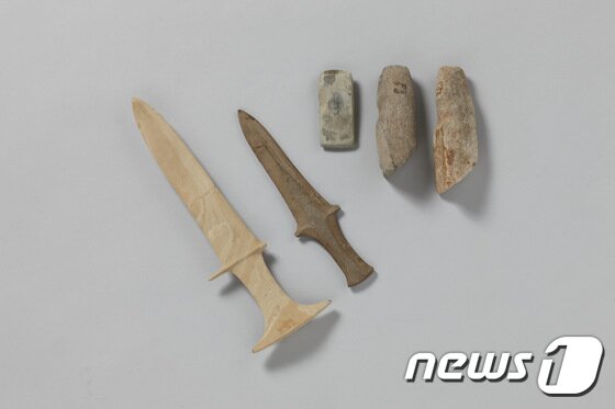 본문 이미지 - 조선 시대에 뇌부(雷斧), 뇌검(雷劍)이라고 불렀던 간석기. 청동기시대∥길이 31.8cm  덕수6076 등 ⓒ News1