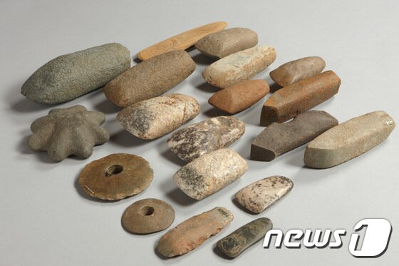 본문 이미지 - 간석기 제작 기법으로 만든 다양한 돌도끼의 모습. ⓒ News1