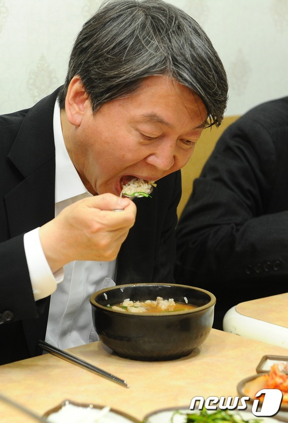 (부산ㆍ경남=뉴스1) 박기범 기자 = 19일 오후 국민의당 안철수 공동대표가 부산 중구 부평깡통시장 내 한 식당에서 돼지국밥을 먹고 있다. 2016.4.19/뉴스1