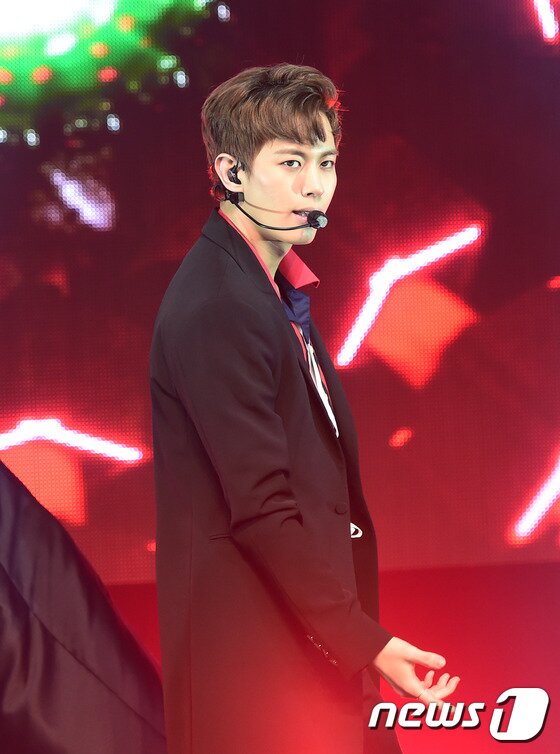 본문 이미지 - 빅스(VIXX) 홍빈이 19일 오후 서울 롯데카드 아트센터에서 다섯 번째 싱글 앨범 '젤로스(Zelos)' 쇼케이스를 열고 신곡을 선보이고 있다. ⓒ News1star 권현진 기자