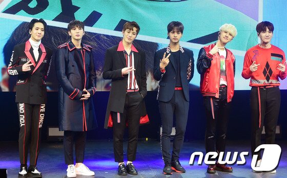 본문 이미지 - 빅스(VIXX)가 19일 오후 서울 롯데카드 아트센터에서 다섯 번째 싱글 앨범 '젤로스(Zelos)' 쇼케이스를 열고 포즈를 취하고 있다. ⓒ News1star 권현진 기자