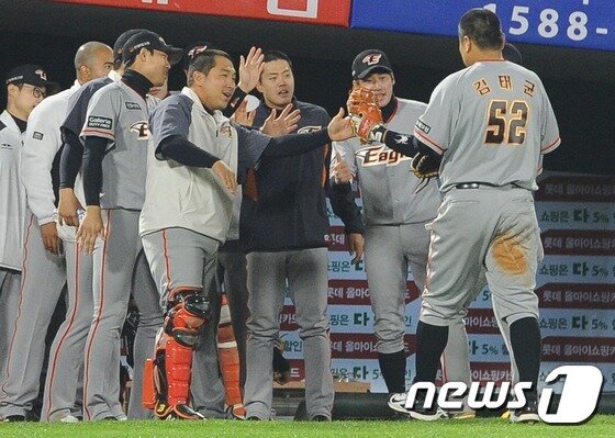 본문 이미지 - 19일 오후 부산 사직야구장에서 열린 롯데자이언츠 대 한화이글스 경기에서 한화 선수들이 연패 탈출의 의지를 드러내기 위해 머리를 짧게 자르고 경기에 나서고 있다. 2016.4.19/뉴스1 ⓒ News1 박기범 기자