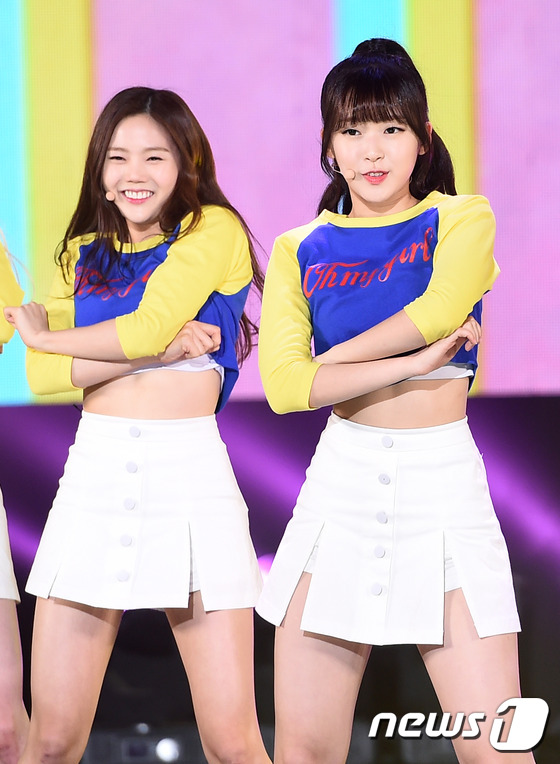 (서울=뉴스1스타) 고아라 기자 = 오마이걸 효정, 아린(오른쪽)이 19일 오후 서울 상암동 SBS프리즘타워에서 생방송으로 열린 SBS MTV ‘더쇼 시즌5’에서 무대에서 사랑스러 …