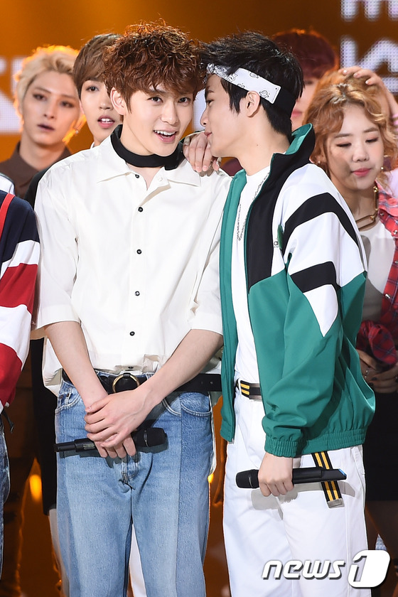 (서울=뉴스1스타) 고아라 기자 = NCT U 재현, 마크(오른쪽)가 19일 오후 서울 상암동 SBS프리즘타워에서 생방송으로 열린 SBS MTV ‘더쇼 시즌5’에서 더쇼 초이스 발 …