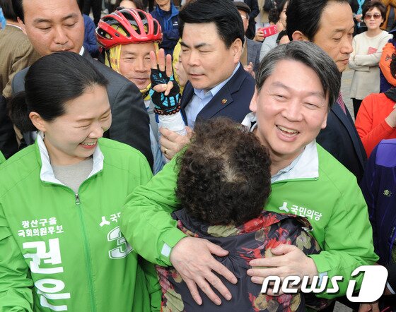 본문 이미지 - 지난 2016년 20대 총선에서 안철수 국민의당 상임공동대표가 광주 광산구 수완동 국민은행 사거리에서 권은희 광주 광산을 후보 지원유세를 마친 후 시민들과 포옹하며 지지를 호소하고 있다. 2016.4.2/뉴스1 ⓒ News1 황희규 기자