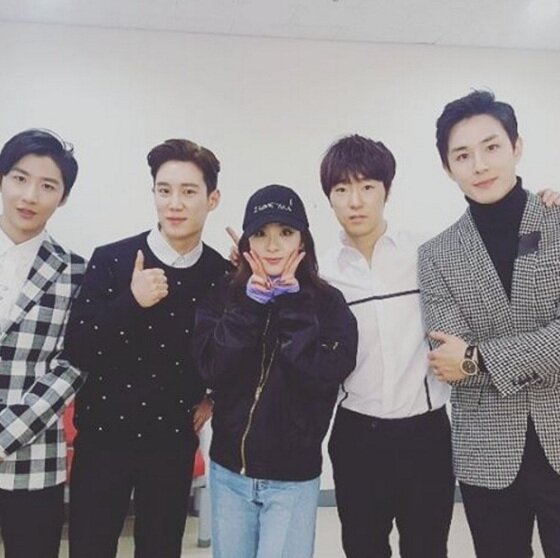 본문 이미지 - 테이크 멤버들과 산다라박이 인증샷을 찍었다. ⓒ News1star / 김도완 인스타그램