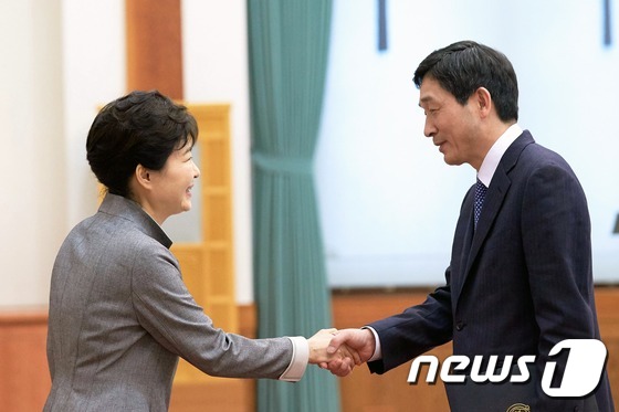 (서울=뉴스1) 이광호 기자 = 박근혜 대통령이 20일 청와대에서 열린 신임대사 신임장 및 임용장 수여식에서 이혁 주베트남대사에게 임명장을 수여하고 있다.  (청와대 제공) 201 …