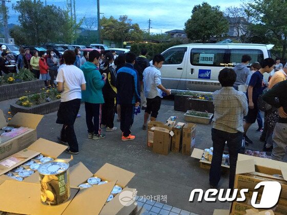 본문 이미지 - 구호단체인 기아대책은 20일 일본 구마모토현 지진현장에 캔브레드 3000개와 생수 250병 등 구호물품을 배분했다고 밝혔다. 사진은 구호물품을 배분하는 모습. (기아대책 제공) 2016.4.20/뉴스1