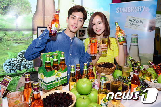 (서울=뉴스1) 임세영 기자 = 21일 서울 강남구 삼성동 코엑스에서 열린 2016 서울국제와인&주류박람회 내 써머스비 부스에서 모델들이 포즈를 취하고 있다. 써머스비 전용 부스에 …