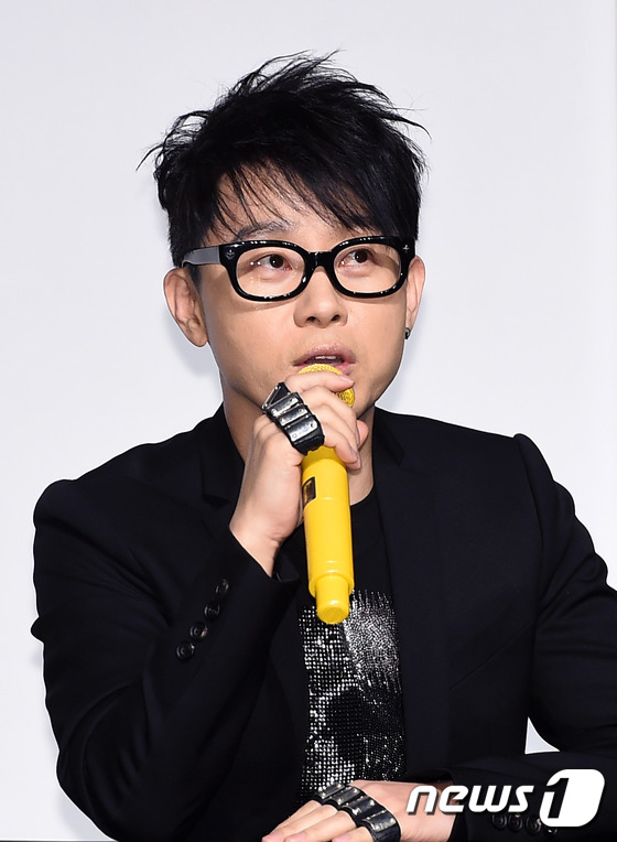 (서울=뉴스1스타) 고아라 기자 = 이승환이 21일 오후 서울 이화여자대학교 삼성홀에서 열린 정규 11집 앨범 '폴 투 플라이-후(FALL TO FLY-後)' 발매 쇼케이스에서 질 …