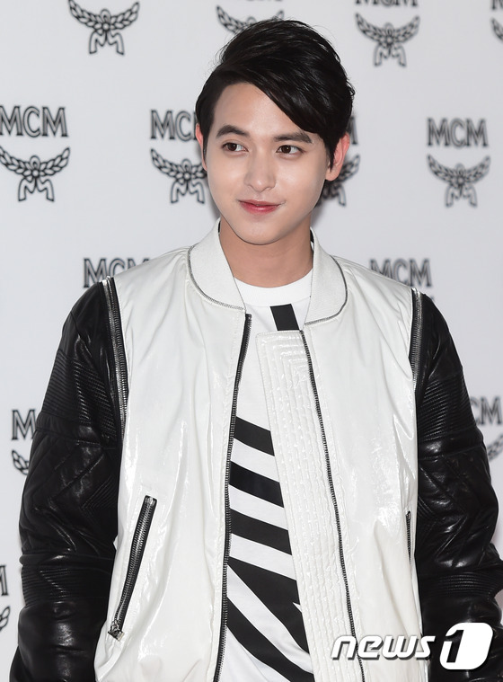 (서울=뉴스1스타) 권현진 기자 = 근사한 입장~태국 스타 제임스 지라유가 21일 오후 서울 청담동 플래그십스토어 MCM 하우스에서 열린 리뉴얼 오픈 기념 파티에 참석하고 있다.