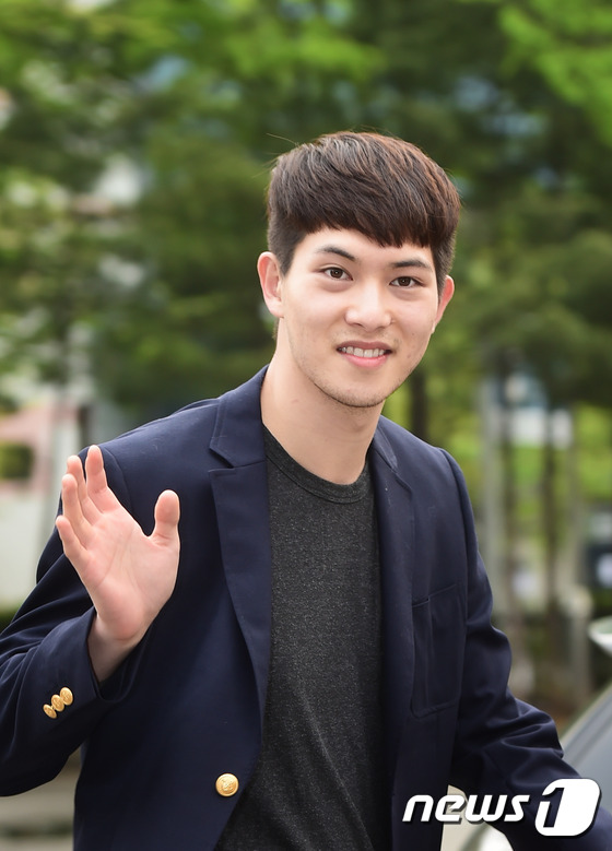 (서울=뉴스1스타) 권현진 기자 = 근사한 미소~씨엔블루 이종현이 22일 오전 서울 여의도 KBS 신관 공개홀에서 열린 KBS2 \'뮤직뱅크\'(이하 뮤뱅) 리허설을 하기 위해 방 …