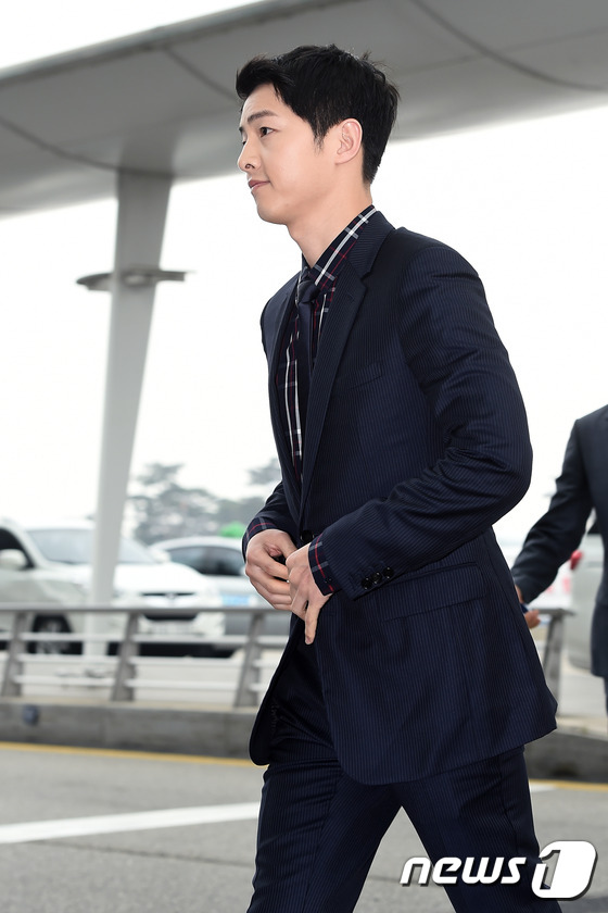 (인천공항=뉴스1스타) 고아라 기자 = 배우 송중기가 22일 오후 디올옴므 2016 겨울 컬렉션 라이브 쇼 참석 차 인천국제공항을 통해 홍콩으로 출국하기 위해 출국장으로 향하고 있 …