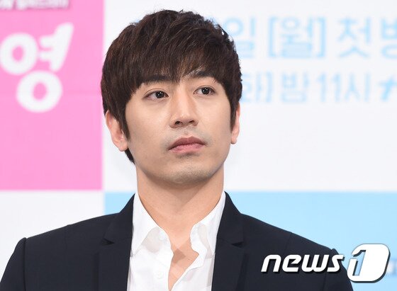 본문 이미지 - 배우 에릭이 22일 오후 서울 임피리얼 팰리스 서울에서 열린 tvN 새 월화드라마 '또 오해영'(극본 박해영, 연출 송현욱) 제작발표회에서 취재진의 질문을 기다리고 있다.  ⓒ News1star/ 고아라 기자