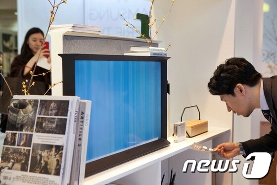 본문 이미지 - 삼성전자가 세계적 가구 디자이너 로낭 & 에르완 부훌렉(Ronan&Erwan Bouroullec) 형제와 협업해 만든 '세리프TV'. 서울리빙디자인페어에서 관람객들이 세리프TV를 살펴보고 있다. (삼성전자 제공)ⓒ News1